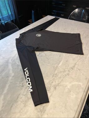 VOLCOM anti-UV 50+ UPF compression rash guard. Men’s large. NWOT.